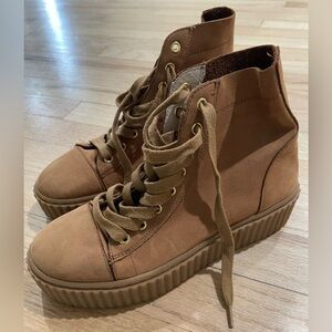 J Slides NWOB Brown Suede Lace Up Platform Boots